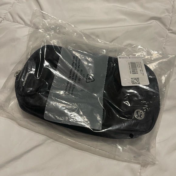*NEW* Lululemon Everywhere Belt Bag - Black - Picture 7 of 8